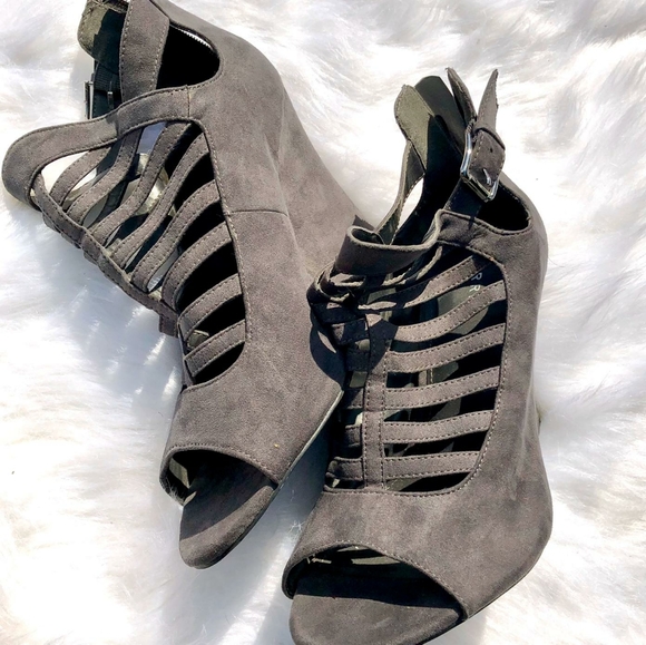 Torrid grey strap wedge heels - Picture 2 of 3